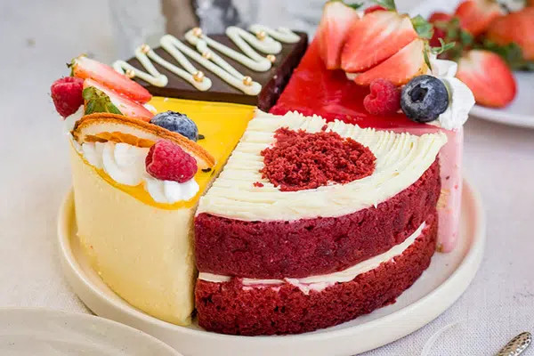 Bánh sinh nhật đa vị kết hợp hài hòa, tạo nên vẻ đẹp độc đáo