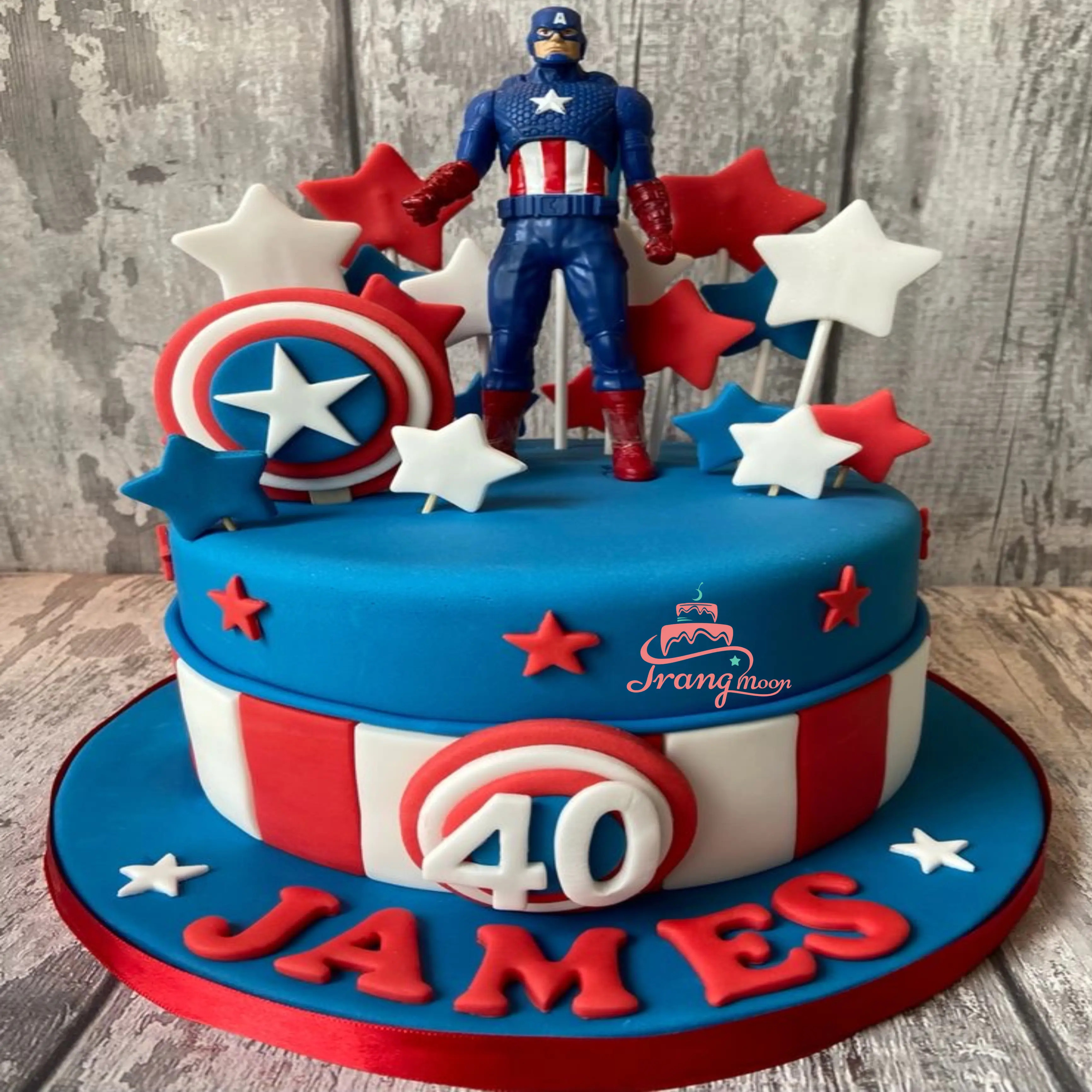 Bánh sinh nhật đáng yêu chủ đề Captain America với khiên và mũ siêu anh hùng