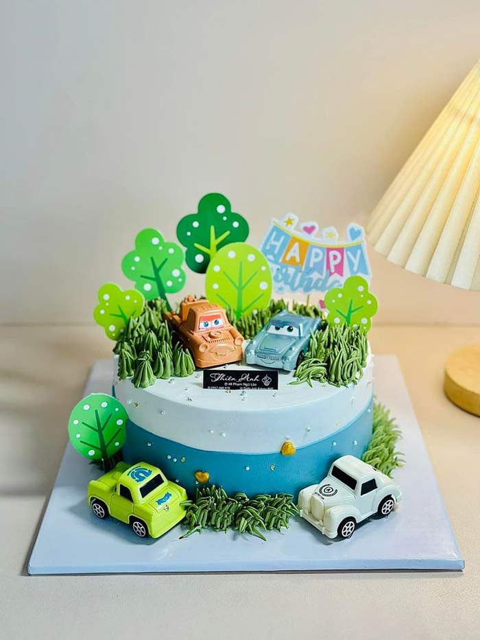 Bánh sinh nhật đẹp mắt cho bé trai với chủ đề siêu anh hùng, màu sắc tươi sáng.