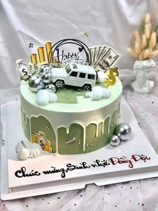 Bánh sinh nhật đẹp và sang trọng với tông màu pastel, trang trí hoa thanh lịch.