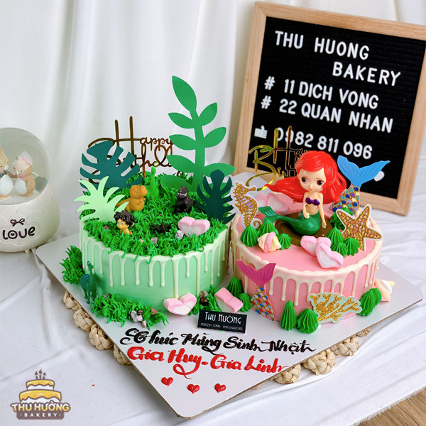 Bánh sinh nhật đôi với hai nửa xanh và hồng tương phản bắt mắt