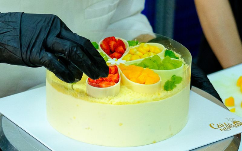 bánh sinh nhật đơn giản sang trọng phong cách tối giản