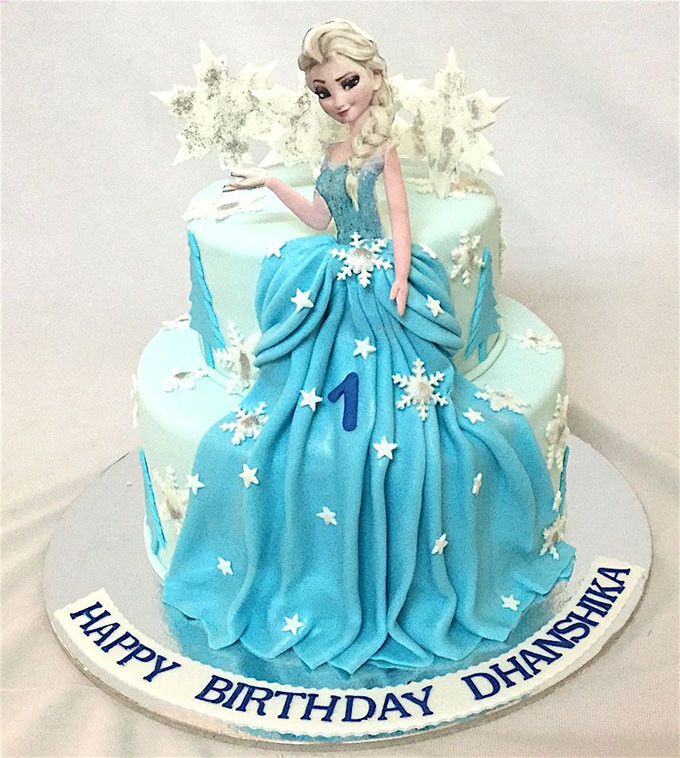 Bánh sinh nhật Elsa hai tầng với tạo hình công chúa nhỏ đáng yêu