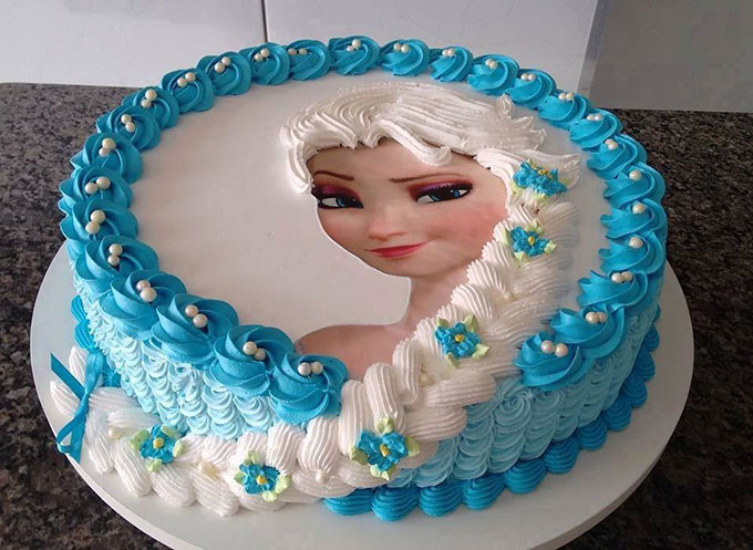 Bánh sinh nhật Elsa in hình với các họa tiết băng tuyết trang trí