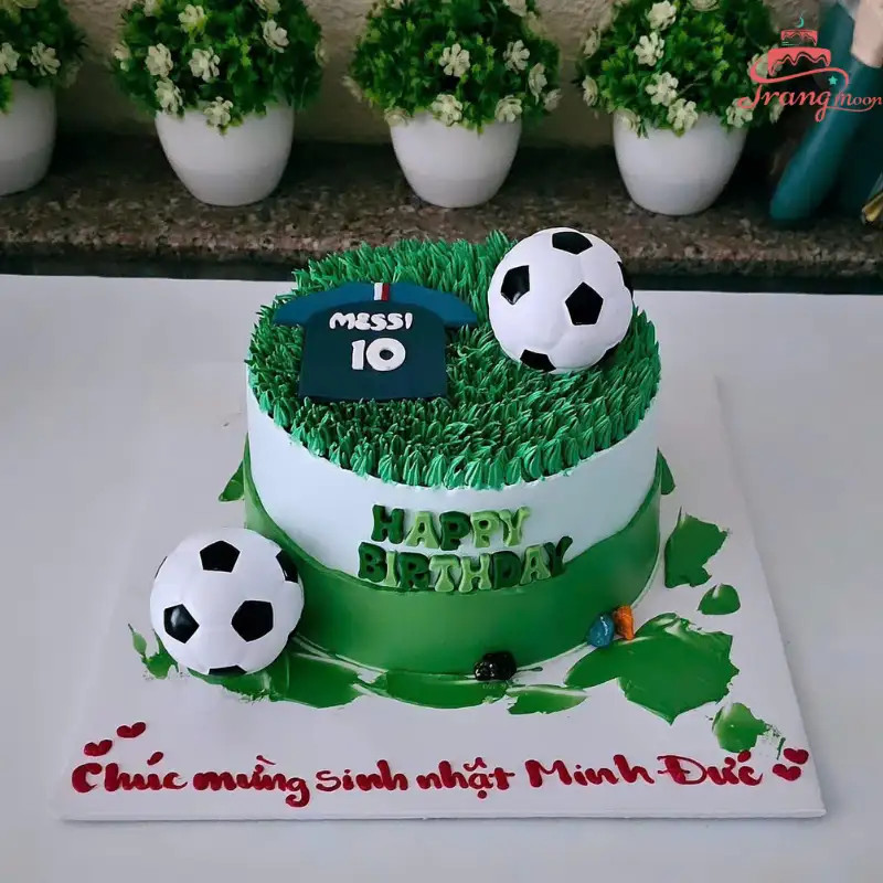 Bánh sinh nhật hình cầu thủ Ronaldo đang đá bóng trên sân