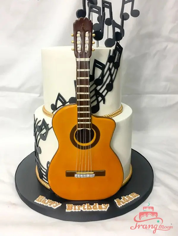 Bánh sinh nhật hình cây đàn guitar thể hiện niềm đam mê âm nhạc của em trai
