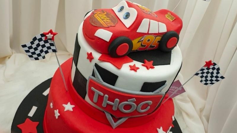 Bánh sinh nhật hình ô tô đẹp với nhân vật McQueen nổi tiếng