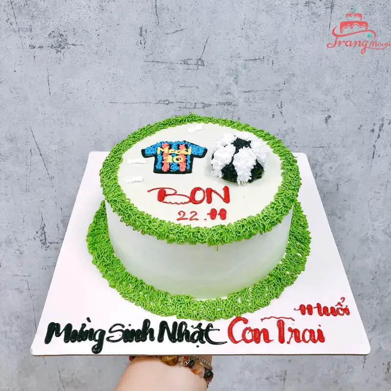 Bánh sinh nhật hình sân bóng đá mini với cầu thủ và khán đài