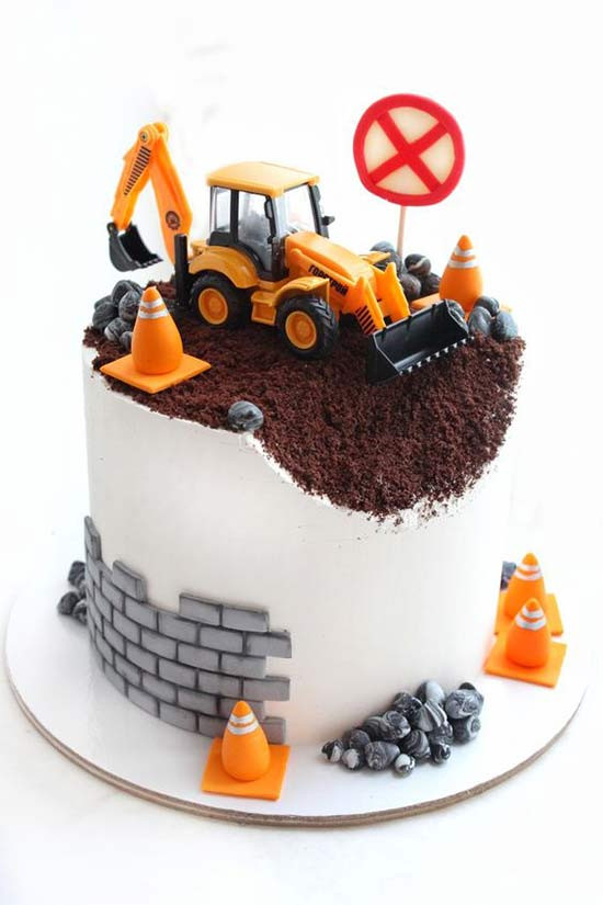 Bánh sinh nhật hình siêu xe màu cam có đường đua và biển báo