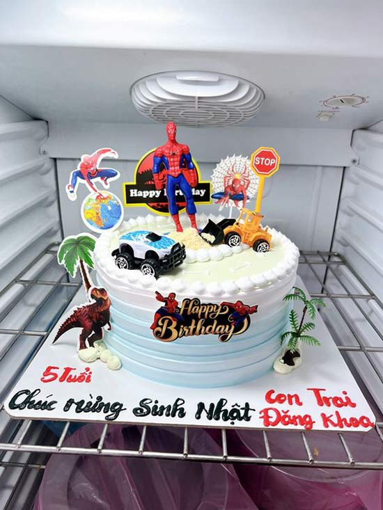 Bánh sinh nhật hình xe cảnh sát với thiết kế dễ thương dành cho bé trai