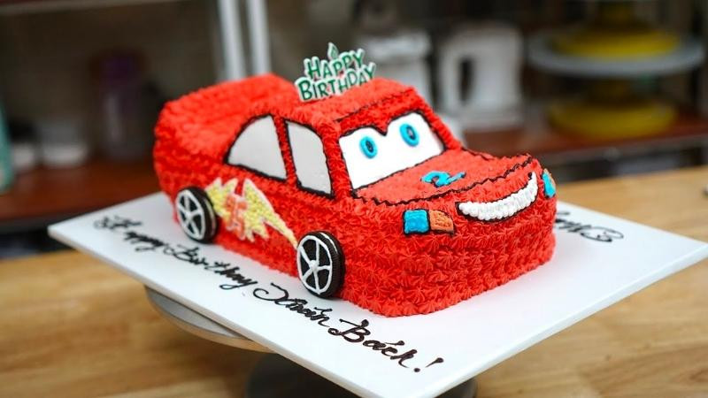Bánh sinh nhật hình xe McQueen với thiết kế bắt mắt