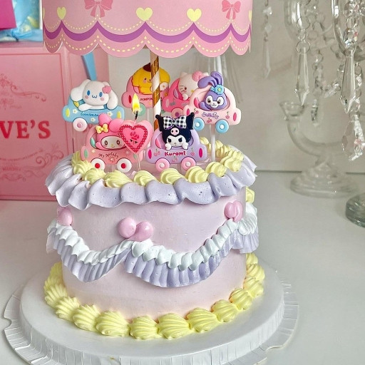 Bánh sinh nhật Kuromi cute kết hợp phụ kiện và nhân vật khác