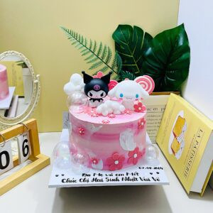 Bánh sinh nhật Kuromi màu hồng với Kuromi và Cinnamoroll đáng yêu