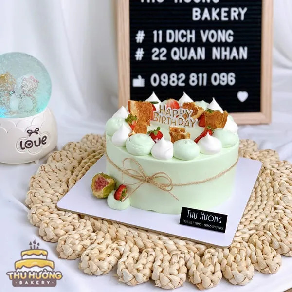 Bánh sinh nhật matcha đơn giản trang trí dâu tây tươi