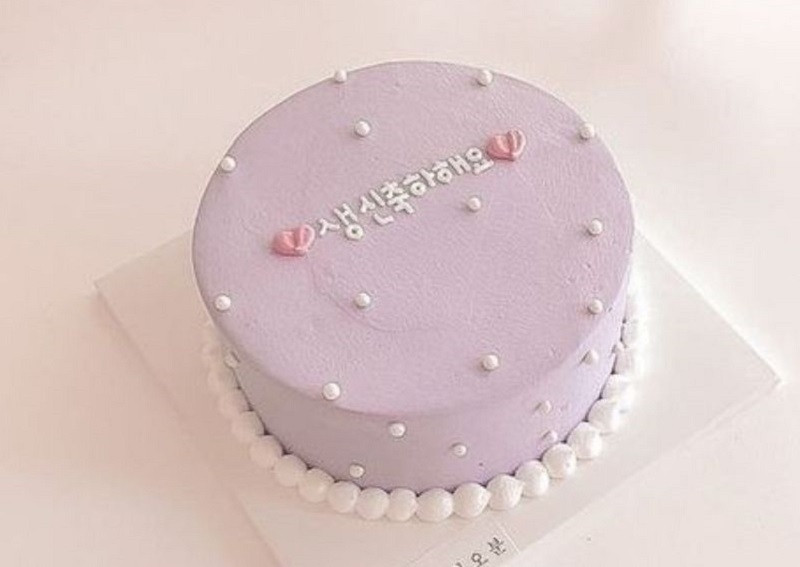 Bánh sinh nhật màu tím pastel sang trọng với hoa tươi