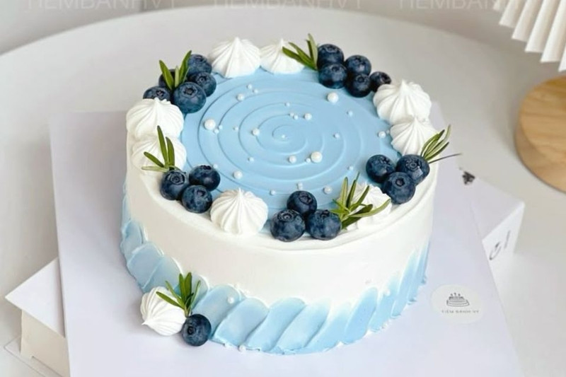 Bánh sinh nhật màu xanh dương kết hợp vàng đồng sang trọng