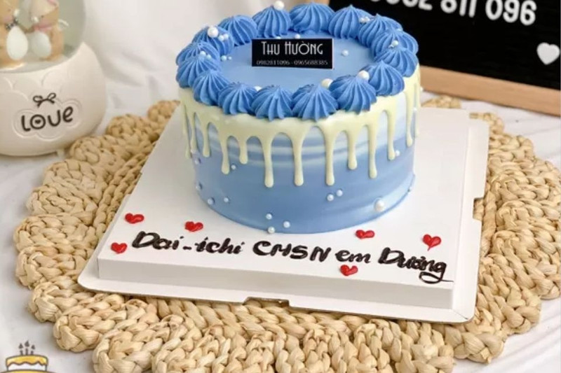 Bánh sinh nhật màu xanh dương với họa tiết mềm mại cho mẹ