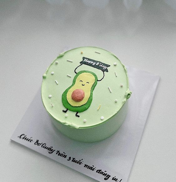 Bánh sinh nhật màu xanh lá tối giản với kem bơ mịn màng