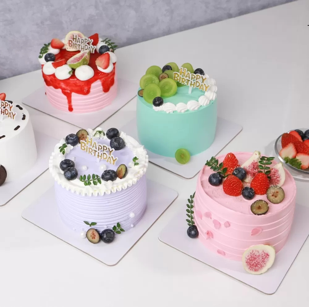 Bánh sinh nhật mini trái cây với dâu tây và việt quất tươi