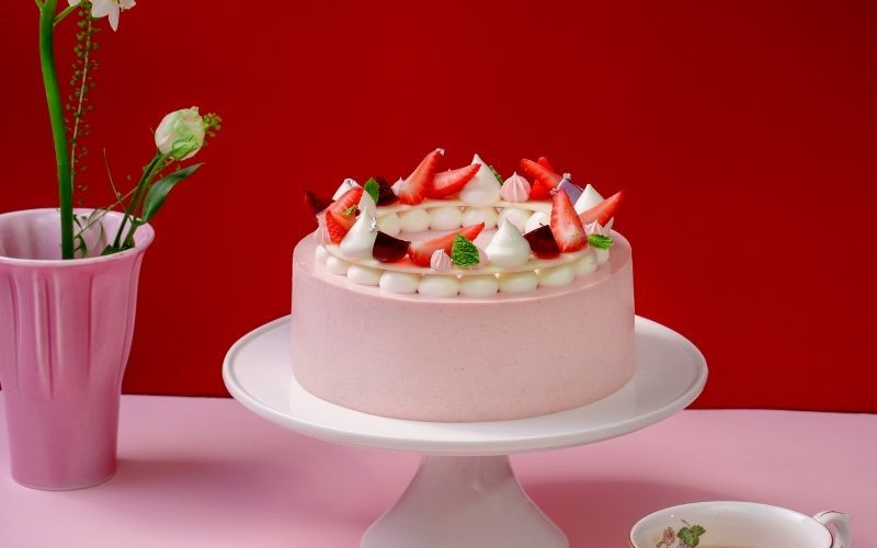 Bánh sinh nhật mousse hiện đại với lớp trang trí tinh xảo, màu sắc trang nhã