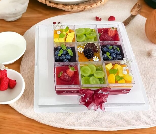 Bánh sinh nhật panna cotta hương phúc bồn tử với màu sắc hấp dẫn và trang trí tinh tế