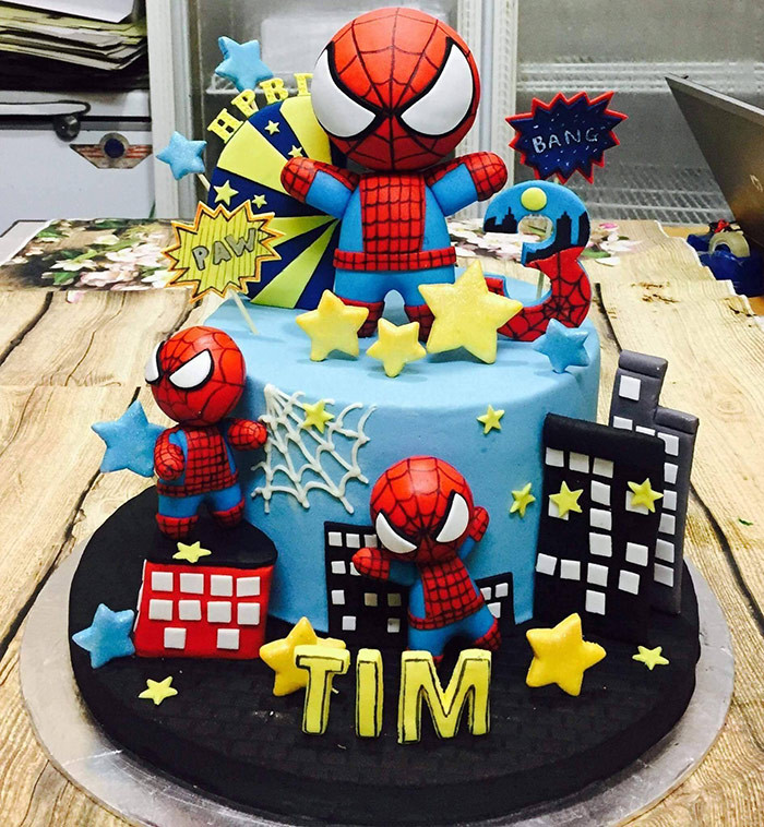 Bánh sinh nhật siêu nhân nhiều tầng rực rỡ cho bé trai