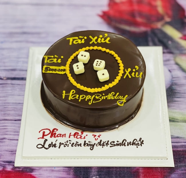Bánh sinh nhật tài xỉu hình tròn với trang trí tiền vàng và chữ tài lộc ý nghĩa
