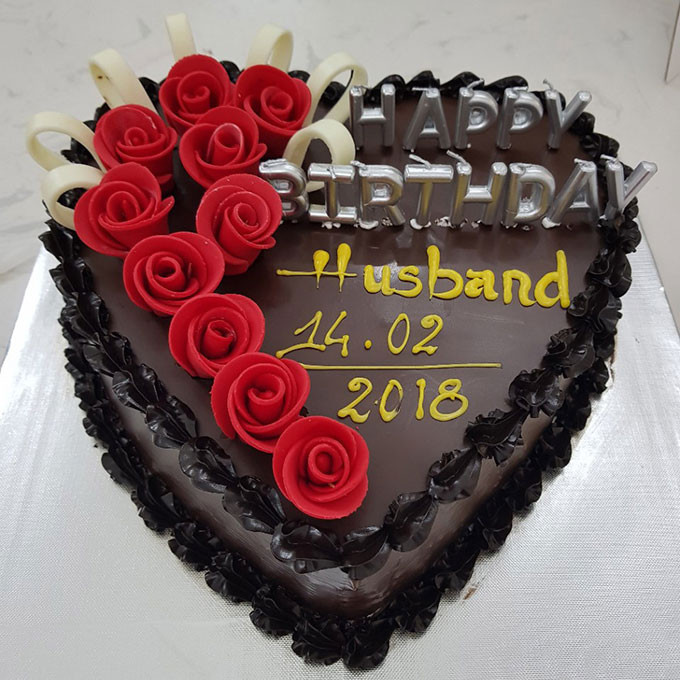 Bánh sinh nhật tặng chồng đơn giản hình trái tim phủ chocolate ngọt ngào