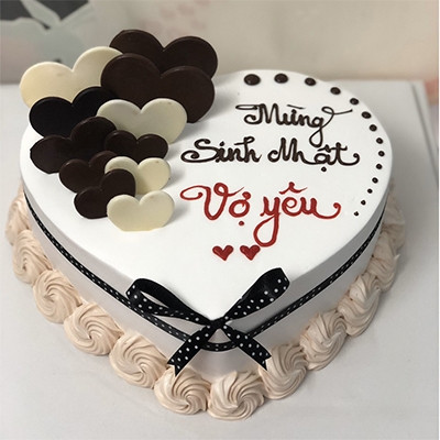 Bánh sinh nhật trái tim trắng đen dịu dàng thể hiện tình cảm
