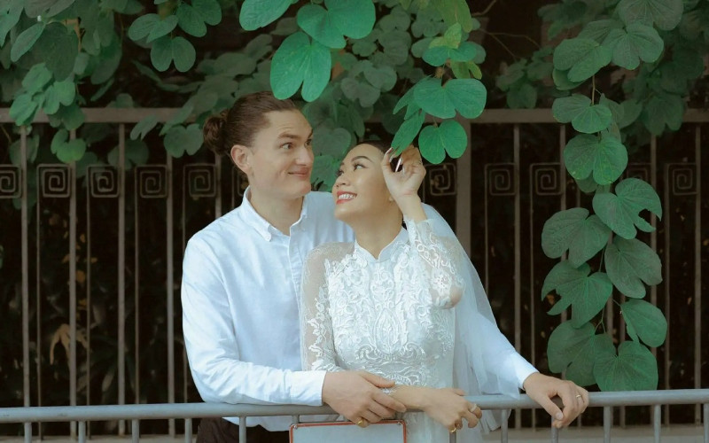 Bánh sinh nhật trái tim và lời chúc sinh nhật vợ yêu, tượng trưng cho tình cảm đong đầy.