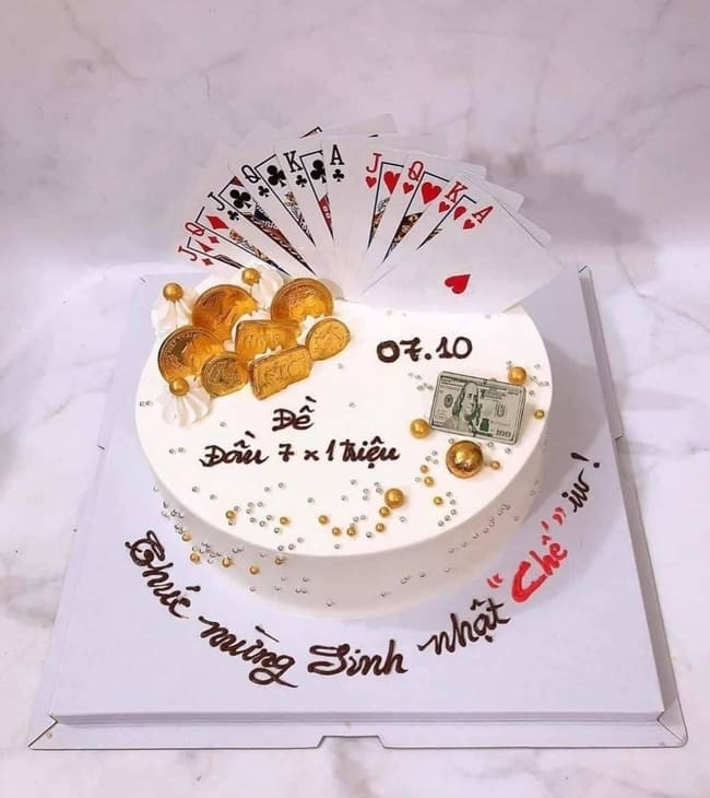 Bánh tài xỉu trang trí lá bài và xúc xắc, phù hợp cho người yêu thích trò chơi may rủi