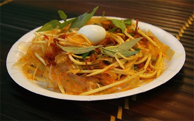 Bánh tráng chế biến sẵn, ví dụ như bánh tráng trộn hoặc bánh tráng nướng, có thể ảnh hưởng đến cân nặng nếu ăn quá nhiều.
