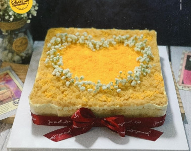 Bánh trứng muối sinh nhật trang trí đơn giản nhưng bắt mắt