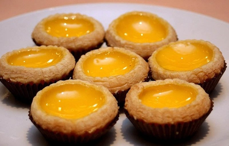 Bánh trứng nướng vàng ươm hấp dẫn trên đĩa