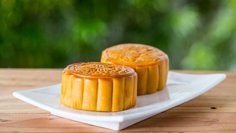 Bánh trung thu cùng tách trà, một phần không thể thiếu trong dịp lễ