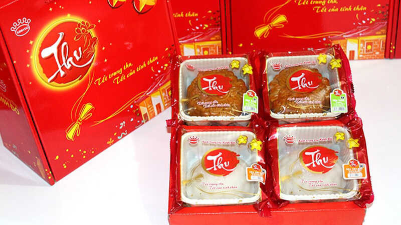 Bánh trung thu Kinh Đô truyền thống với bao bì đỏ sang trọng, sản phẩm nổi bật của các thương hiệu bánh trung thu hàng đầu.