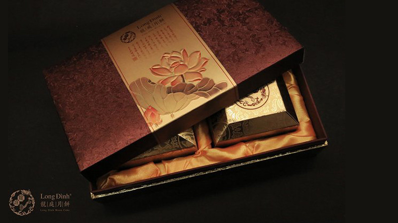 Bánh trung thu Long Đình với hộp quà sang trọng, đẳng cấp, thể hiện sự tinh hoa của ẩm thực.