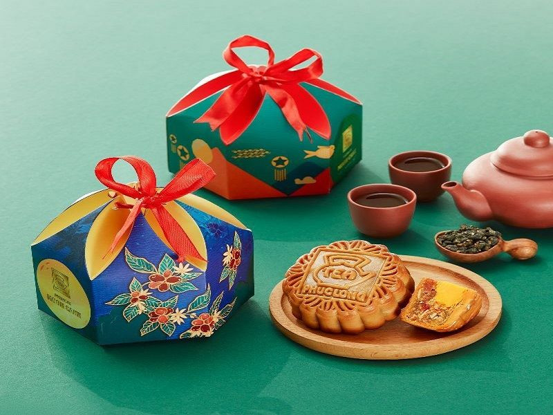 Bánh trung thu Phúc Long Coffee &amp; Tea cùng bộ ấm trà, thể hiện sự kết hợp hài hòa giữa bánh ngọt và thức uống truyền thống