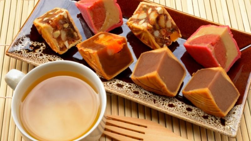 Bánh trung thu trên mâm cỗ đêm rằm tháng Tám, gắn liền với sự tích Hằng Nga và chú Cuội
