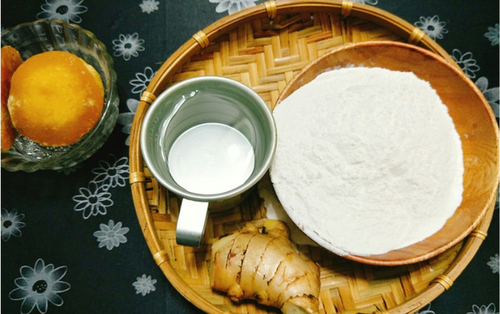 Bát bột nếp và củ gừng tươi cạnh đường thốt nốt