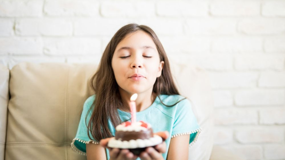 Bé gái 7-10 tuổi đọc sách