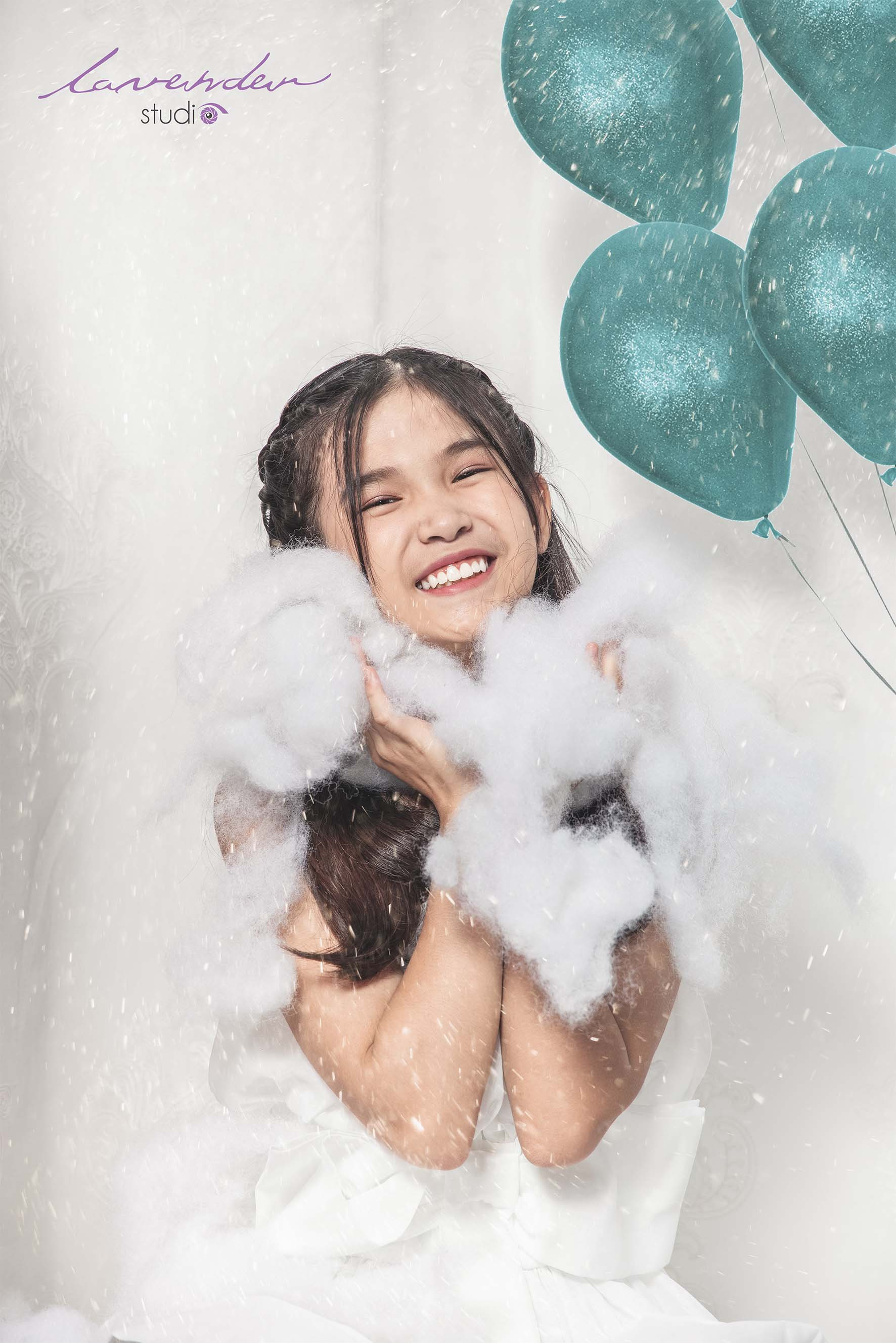 bé gái dễ thương tạo dáng bên bánh kem sinh nhật, concept chụp ảnh sinh nhật đơn giản