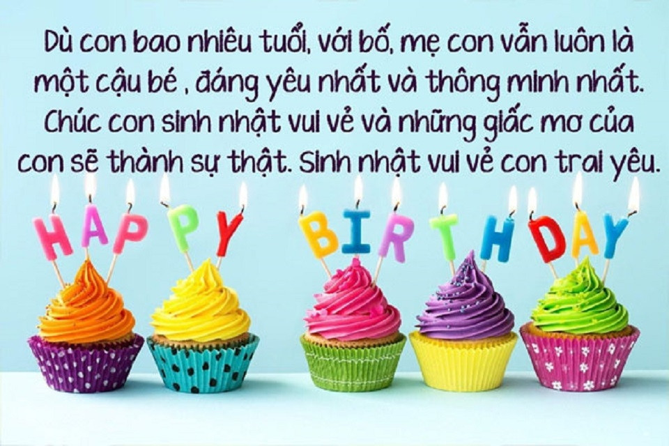 Bé trai 1 tuổi đang vui chơi cùng bánh sinh nhật.