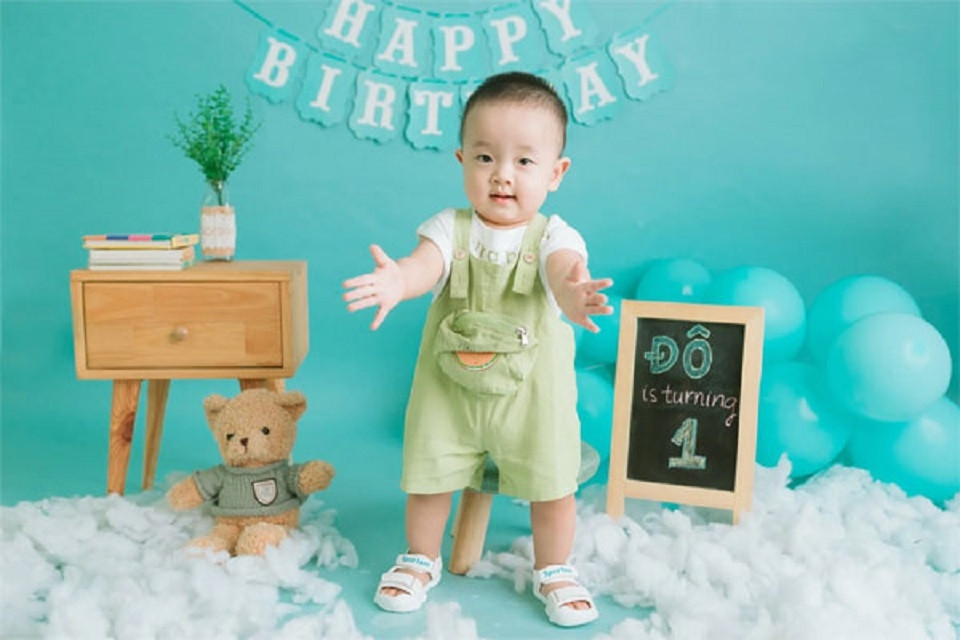 Bé trai 1 tuổi vui vẻ bên bánh kem sinh nhật