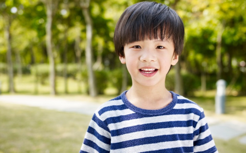 Bé trai 10 tuổi thổi nến sinh nhật