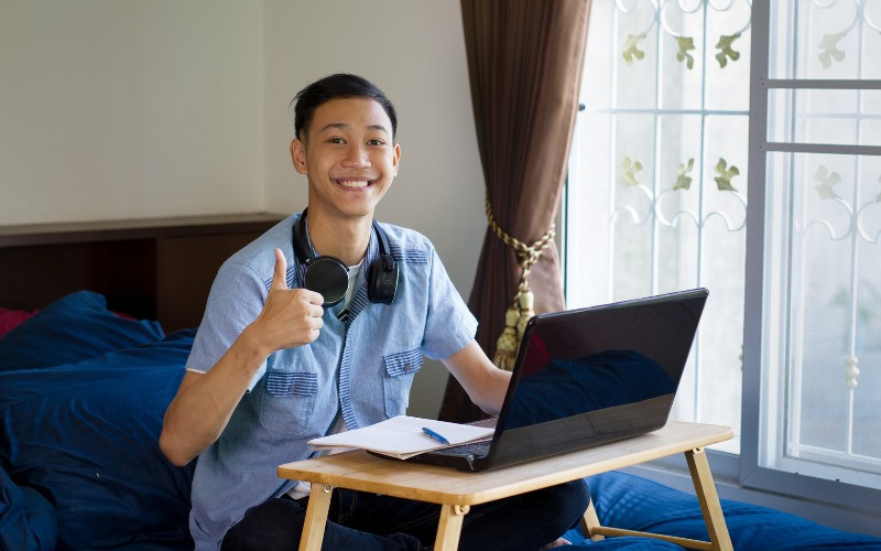 Bé trai 18 tuổi trưởng thành đón sinh nhật