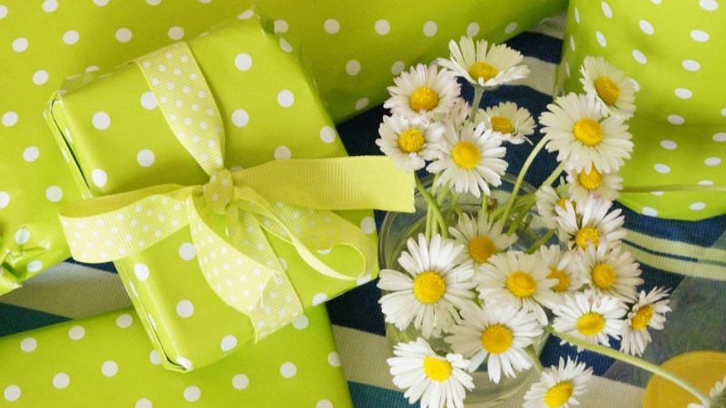 Bình hoa tulip hồng và trắng trên bàn gỗ, mang vẻ đẹp tinh khôi của hoa tươi sinh nhật.