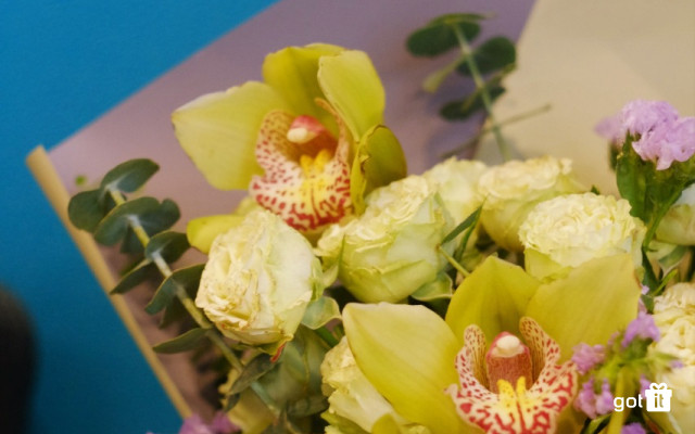 Bó hoa tươi thắm là quà sinh nhật sếp nữ phổ biến