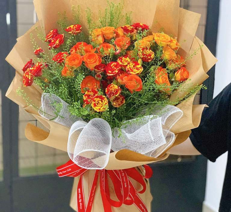 Bó hồng tỷ muội tươi tắn, tượng trưng cho tình bạn gắn bó như chị em một nhà, là món quà hoa sinh nhật đẹp tặng bạn đầy ý nghĩa.