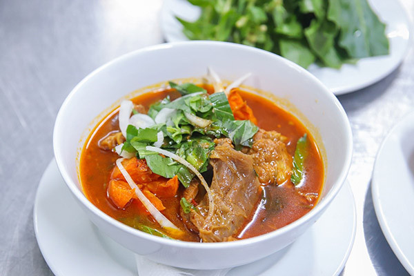 Bò kho miền Bắc với hương vị đậm đà và rau thơm